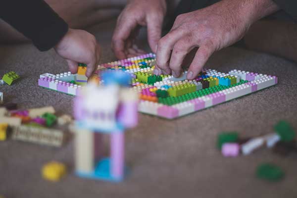 Playing board games as a family is a good way to manage children's anxiety. 