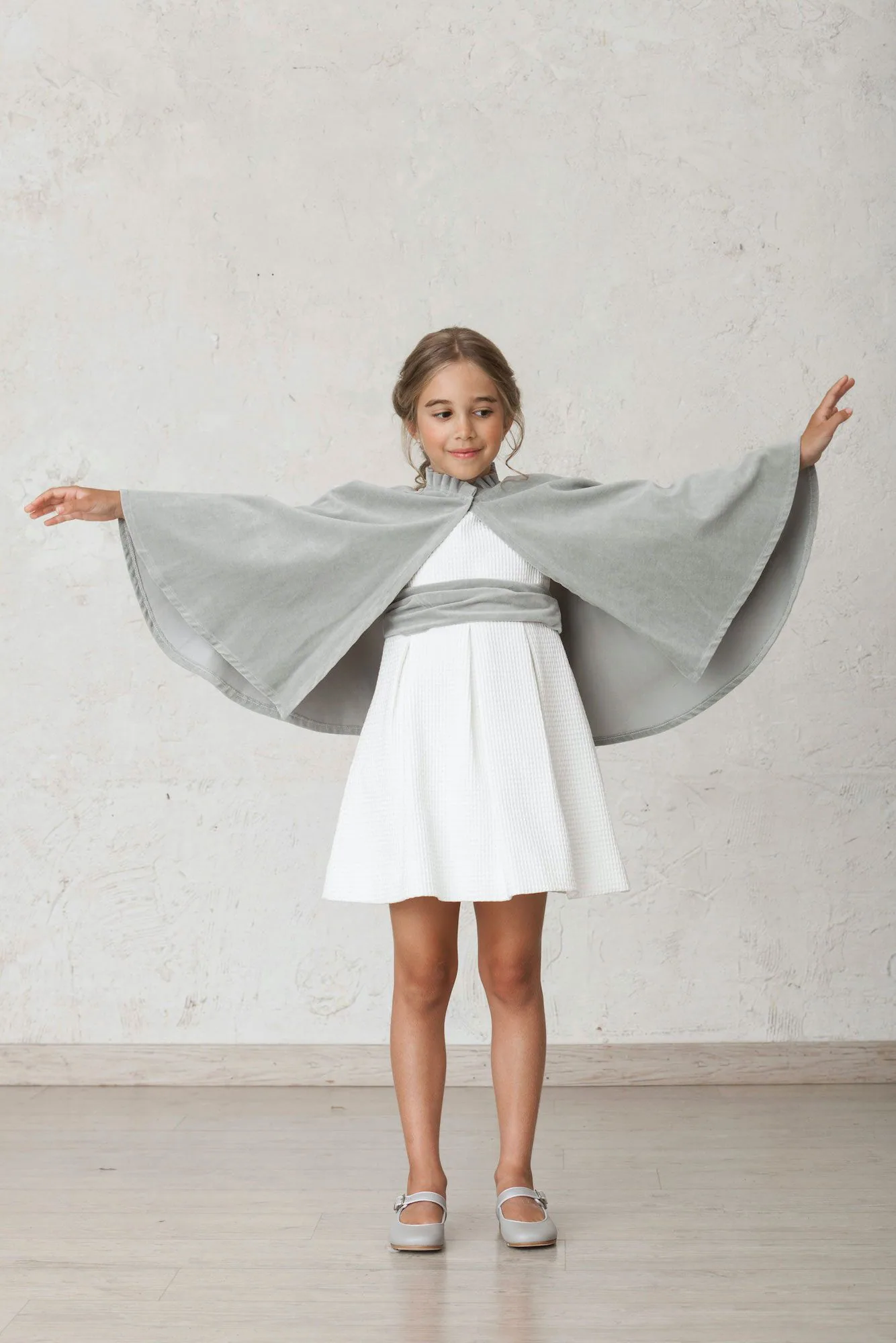 capa abierta de ceremonia de niña de terciopelo como abrigo