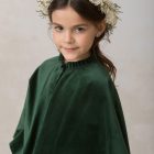 capa de niña para ceremonia en terciopelo verde