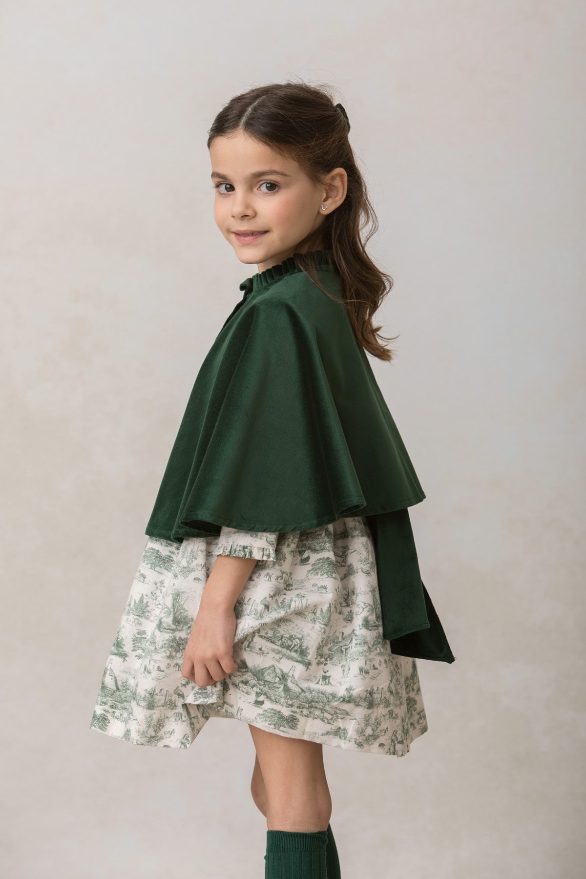 capa de niña en terciopelo verde