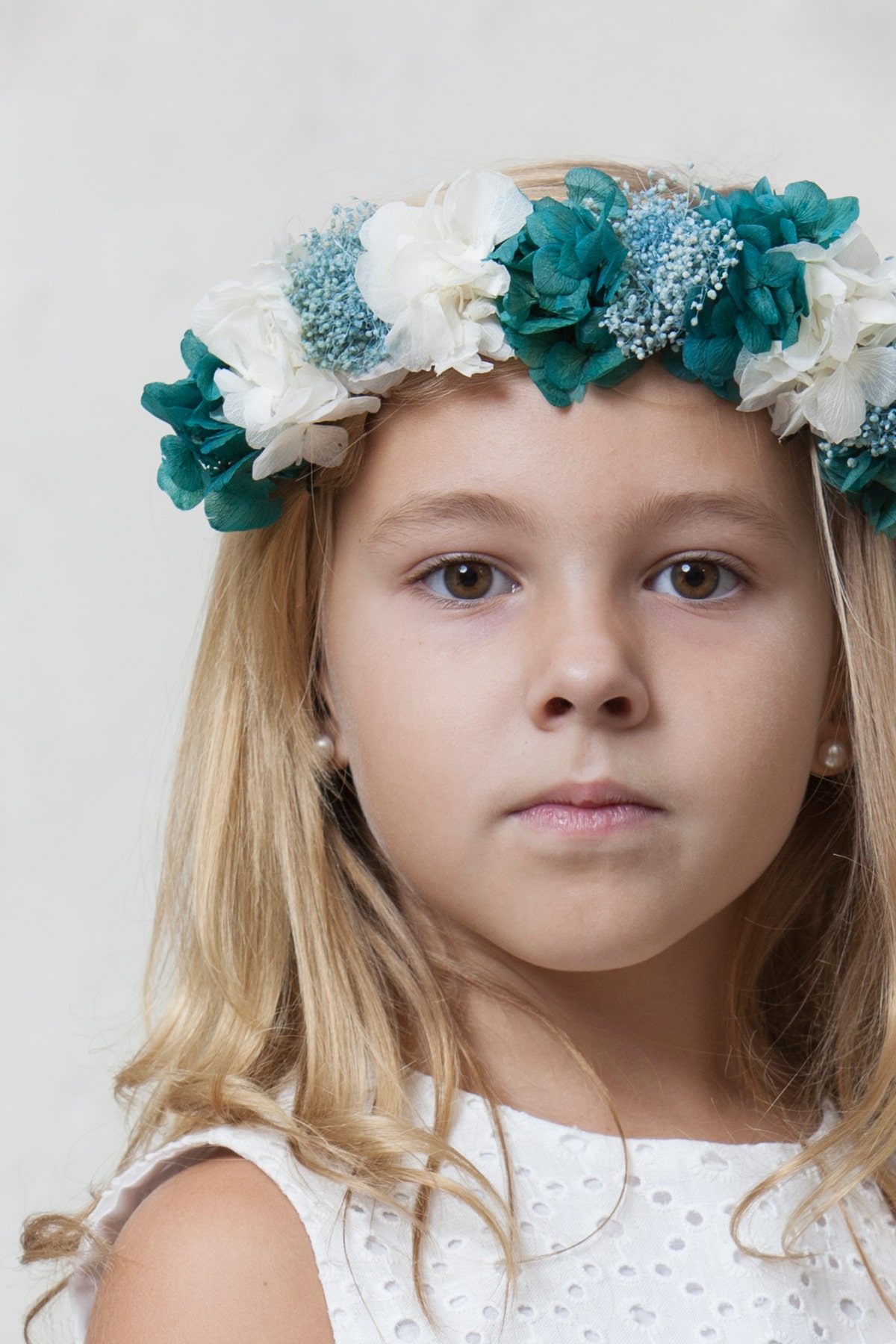 corona de niña de flores preservadas