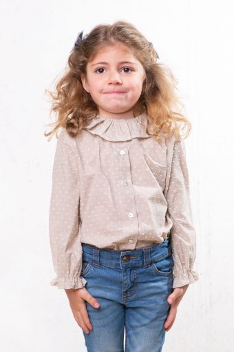 camisa de plumeti beige para niñas