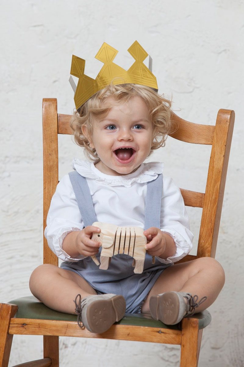 pantalón corto azul para bebés con tirantes de lino para ceremonia