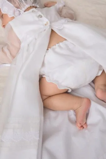 cubrepañal de bautizo de bebe en organza de seda blanca