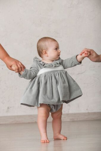 cubrepañal de niña de terciopelo gris para ceremonia de invierno