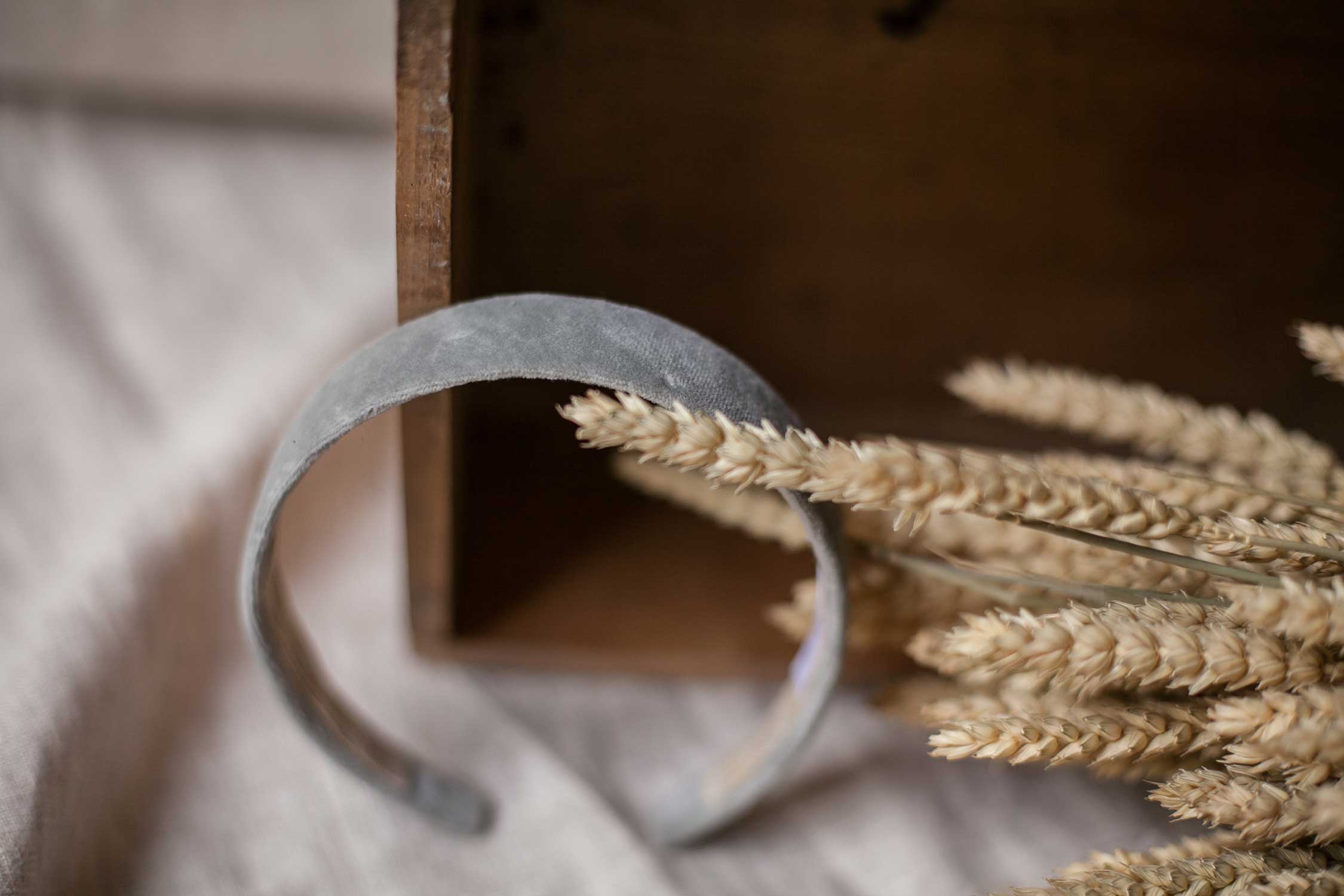 Tocados de niña para ceremonia y comunión. Diadema ancha de terciopelo gris