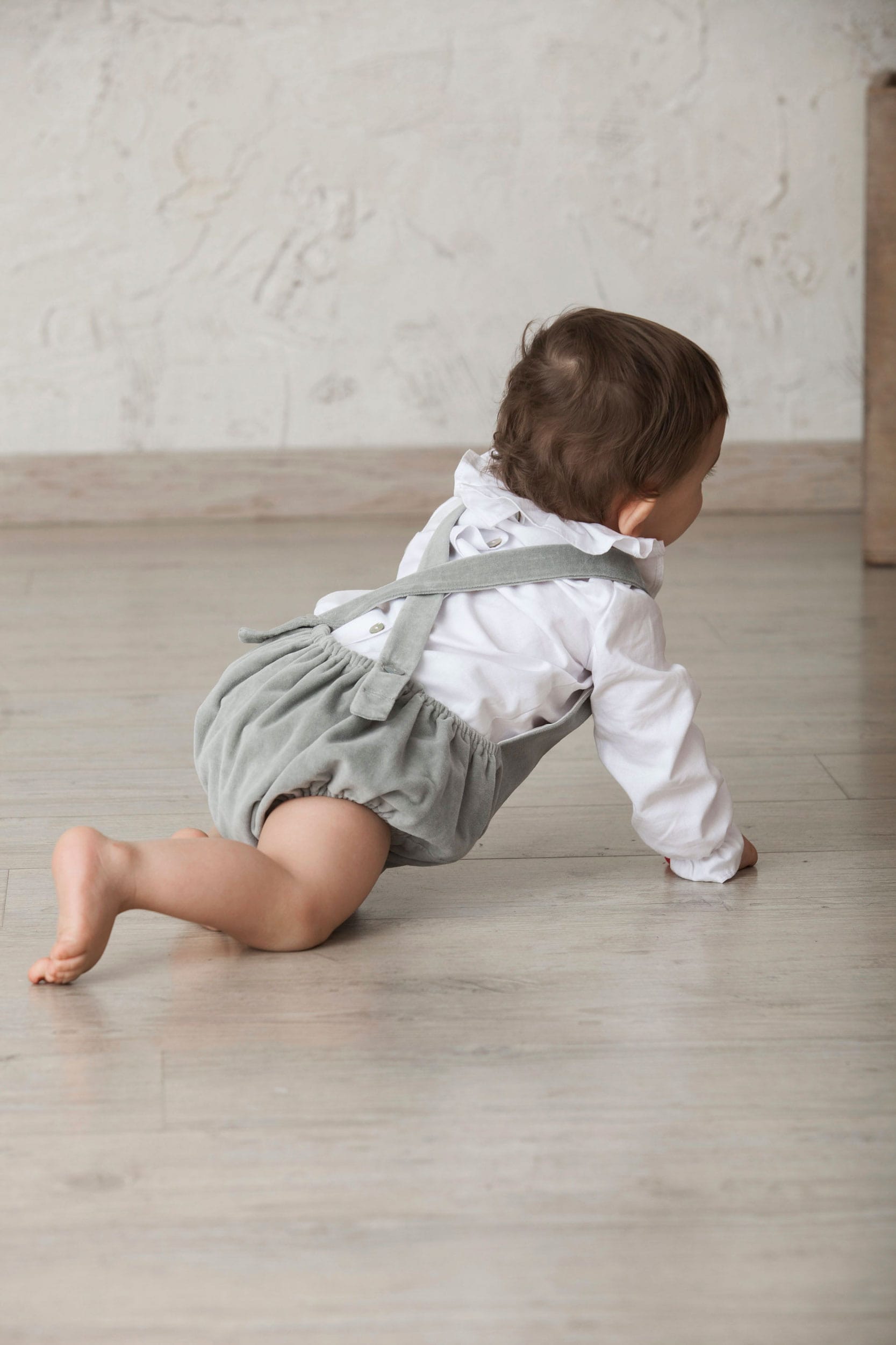 camisa blanca de algodon de bebe con volante en cuello