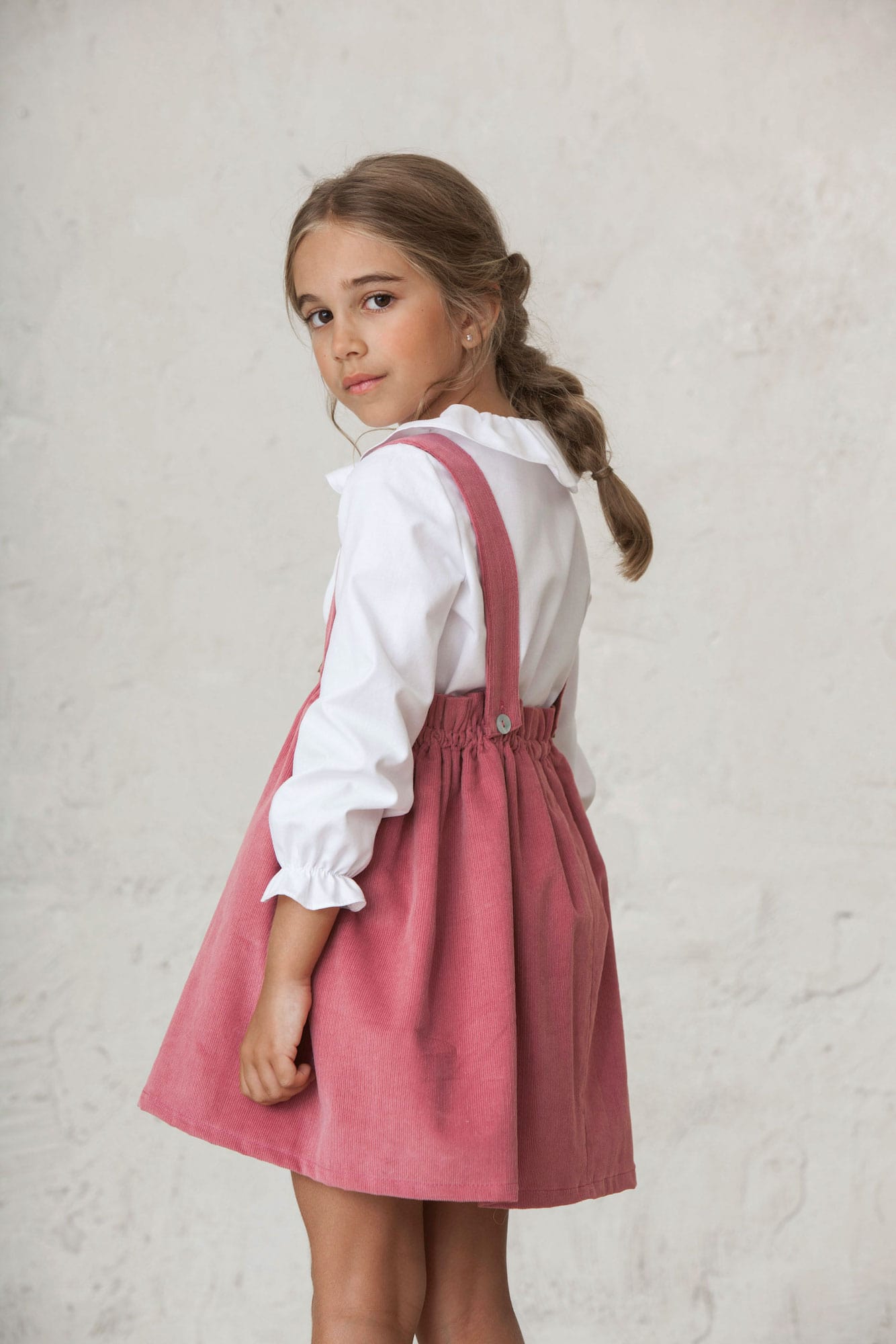 camisa blanca de niña con cuello de volante