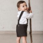 pantalón corto gris oscuro tipo tirolés para bebé