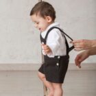 pantalón corto gris oscuro tipo tirolés para bebé