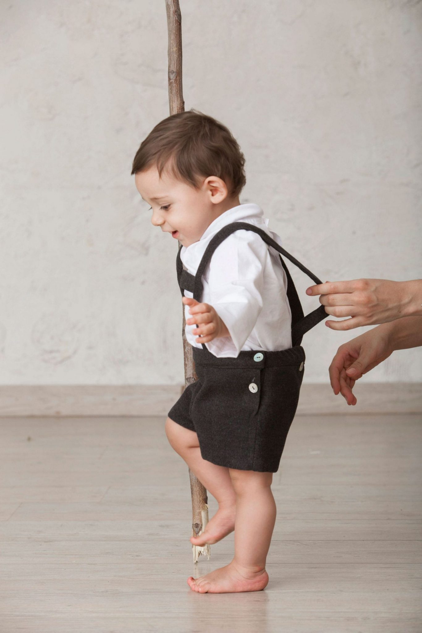 pantalón corto gris oscuro tipo tirolés para bebé