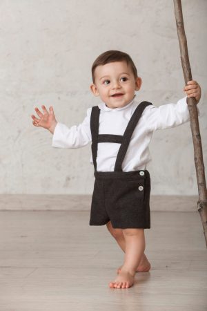 pantalón corto gris oscuro tipo tirolés para bebé
