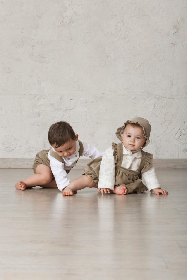 hermanos bebés conjuntados para ceremonias de invierno