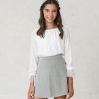 blusa blanca de manga larga de tul para ceremonia de niña conjuntada con falda gris