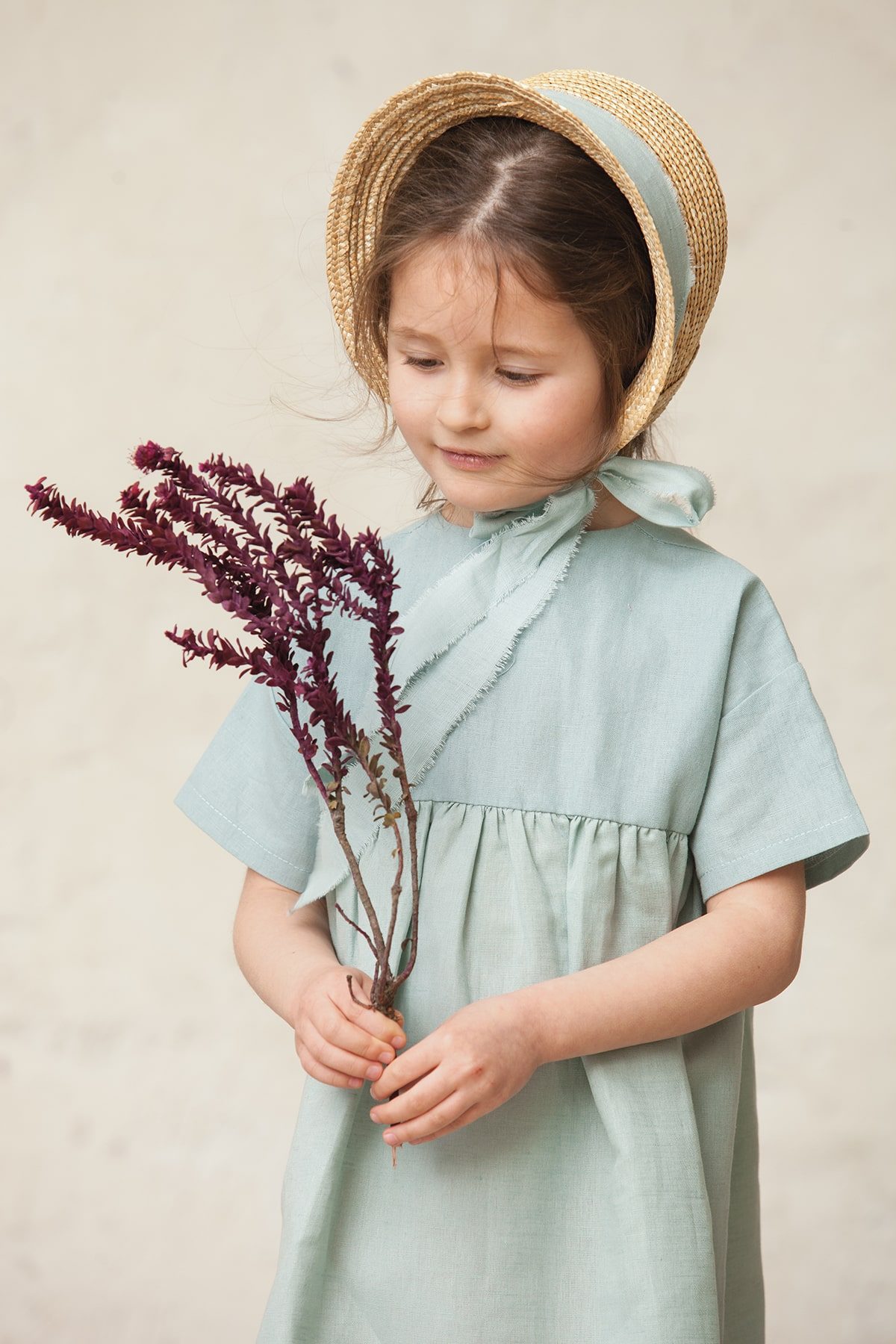 capota de paja de niña