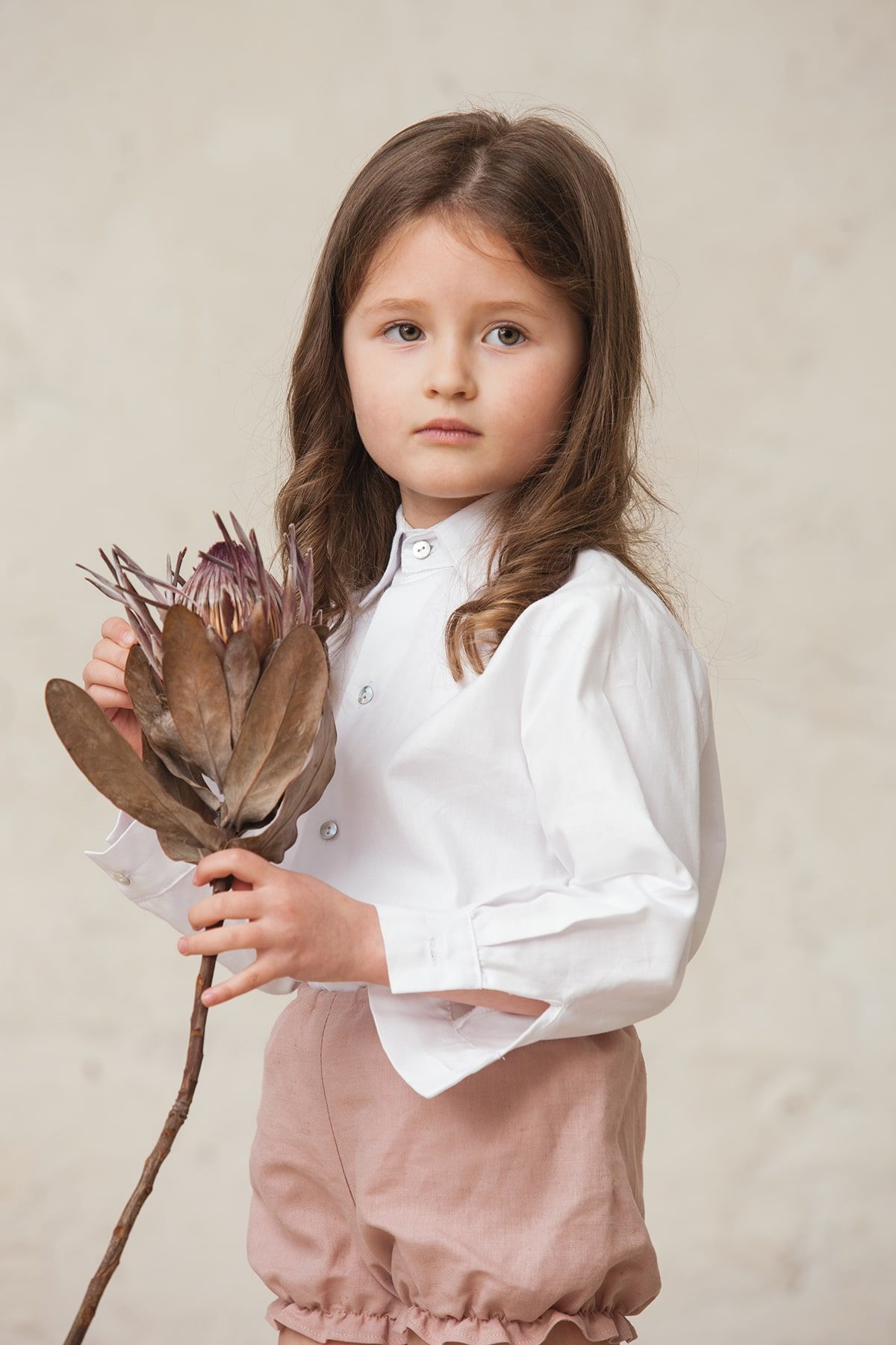 camisa blanca de niña con cuello