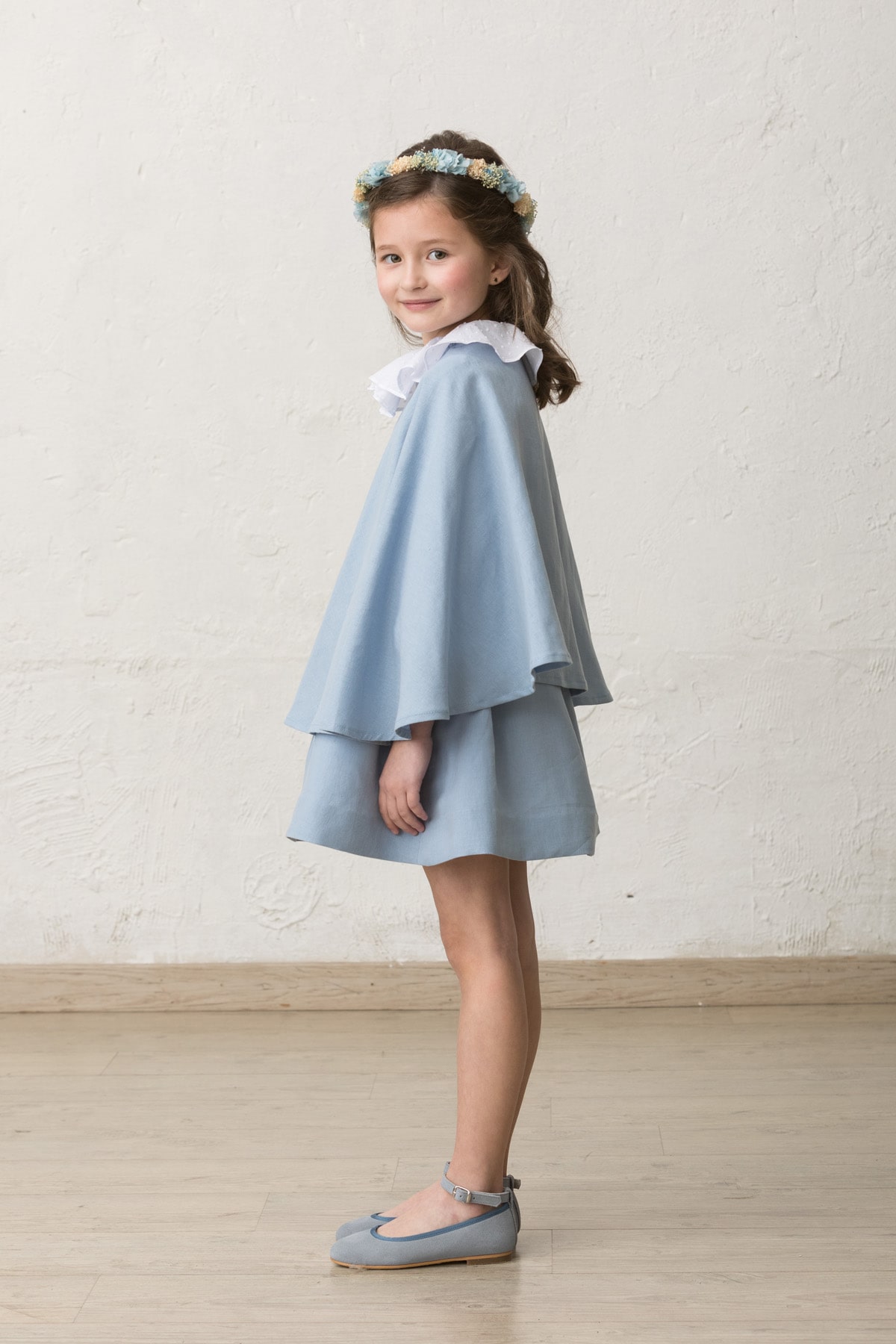 capa de niña para ceremonia azul