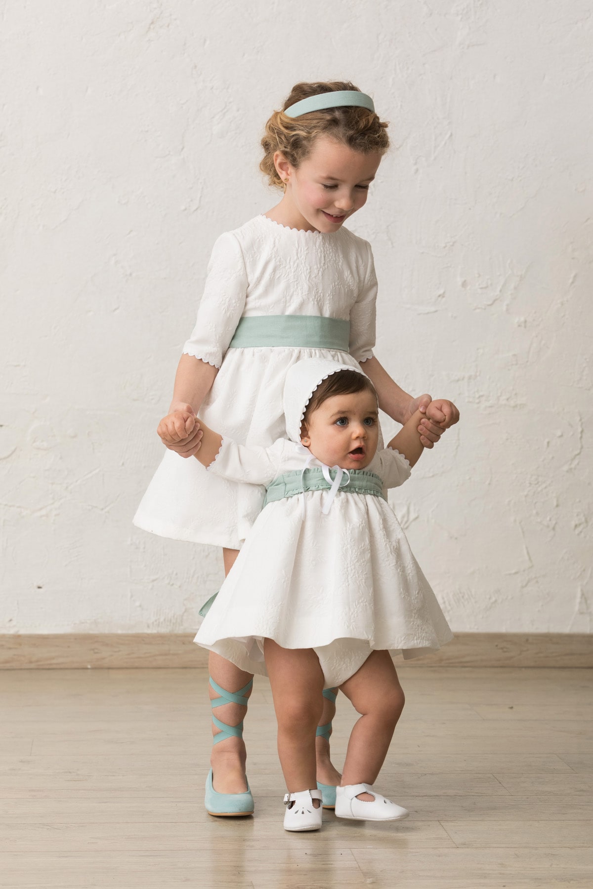 fajin de ceremonia de bebe para niña en verde agua