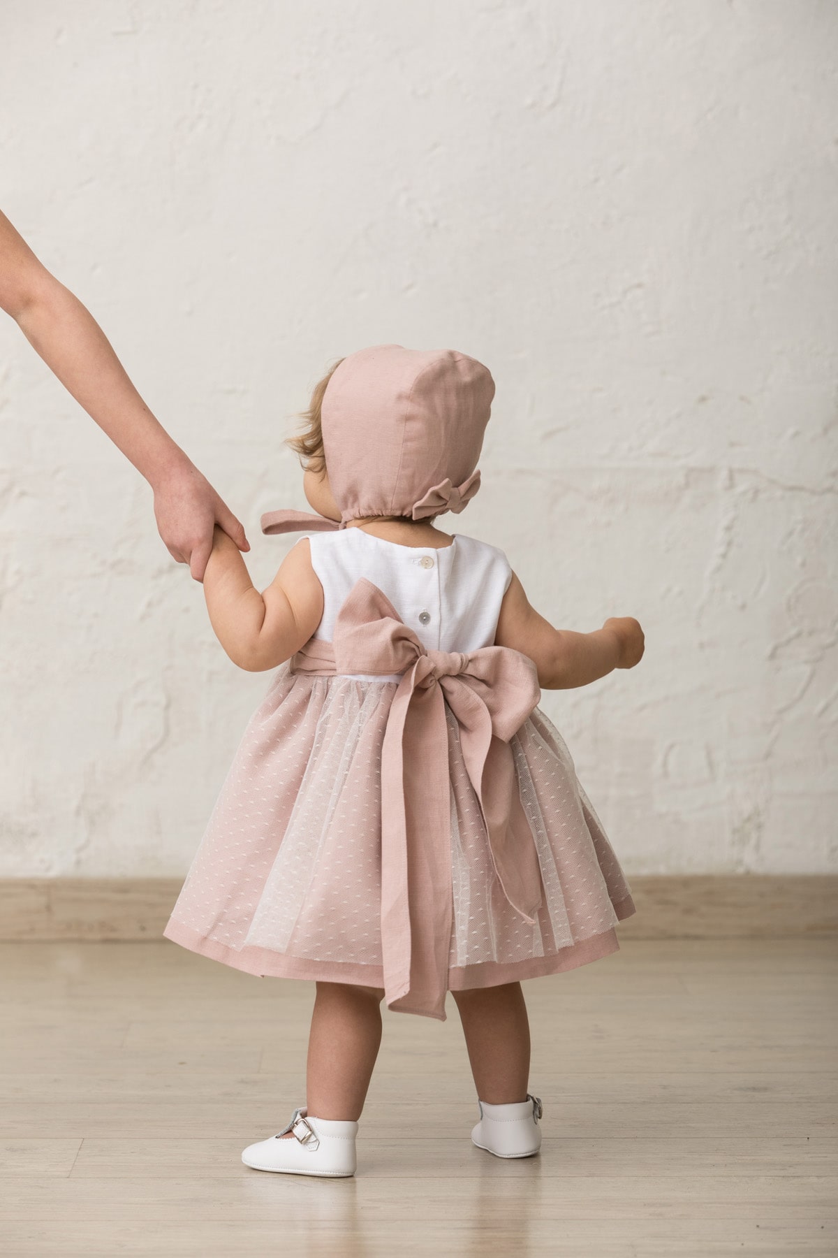 capota de ceremonia de niña sencilla en rosa nude