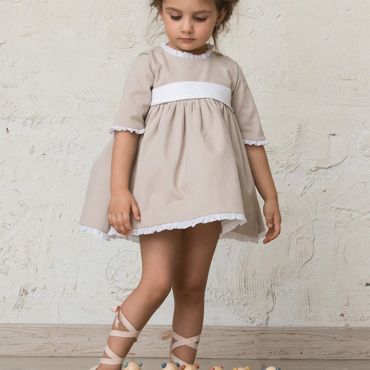 Beige baby dress with white lace | Qumono Beige baby dress with white lace | Qumono