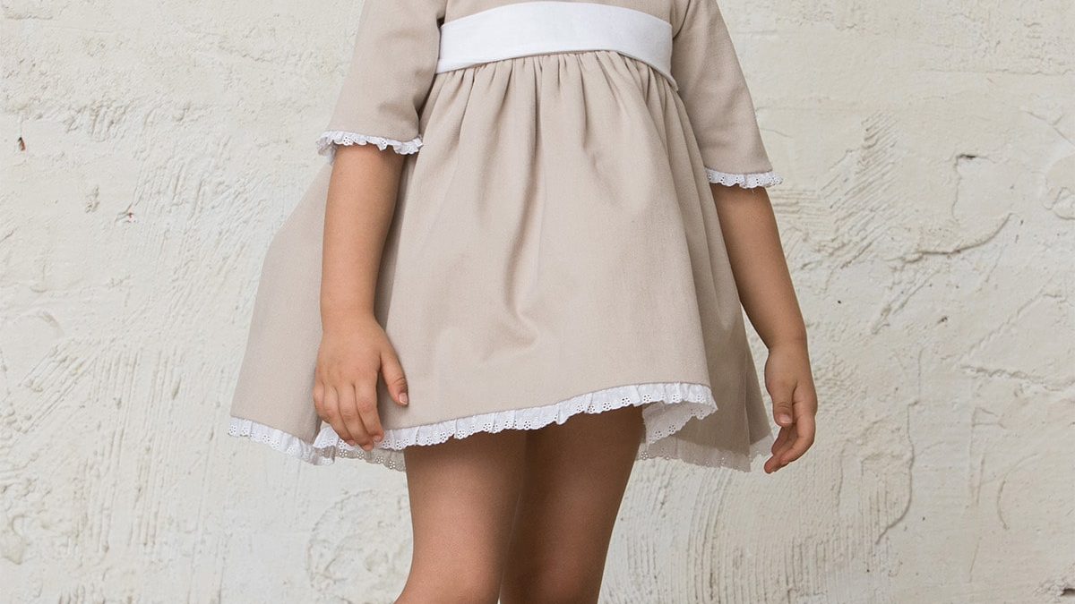 Beige baby dress with white lace | Qumono