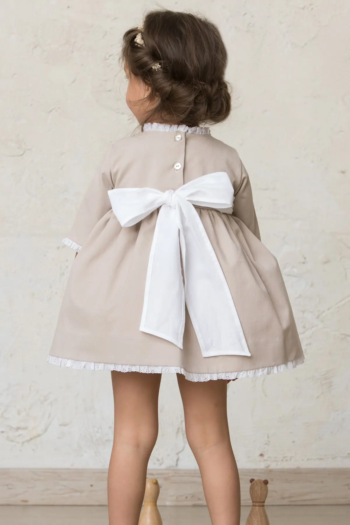 Beige baby dress with white lace | Qumono