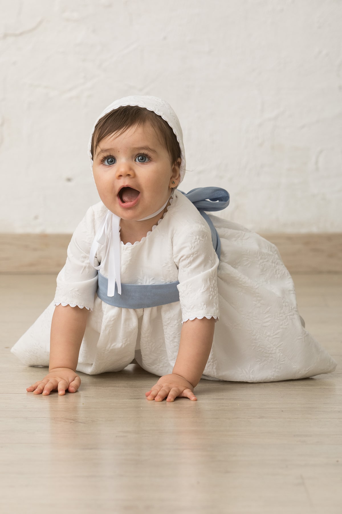 capota de bebe para ceremonia brocada en crudo