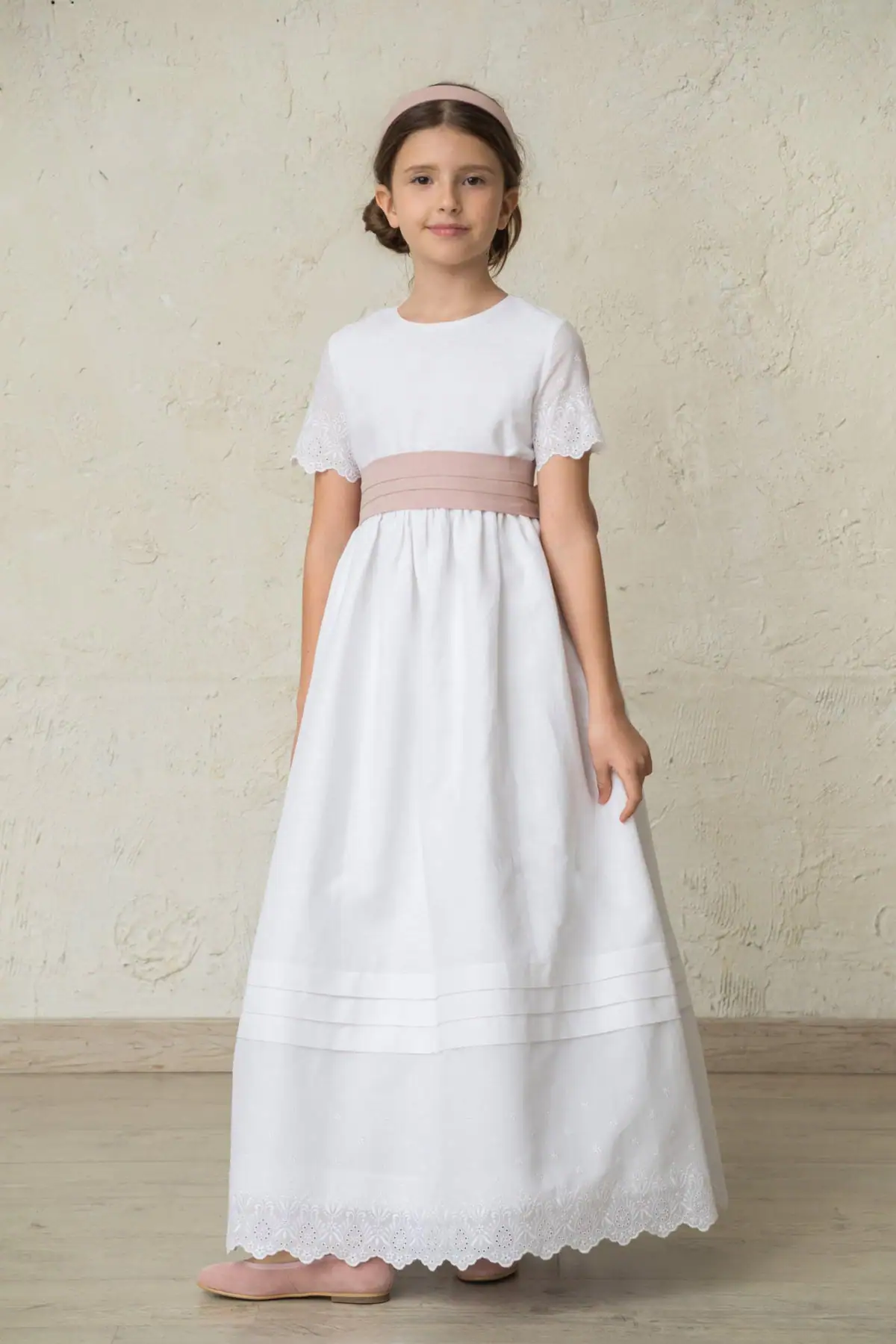 girl's communion dress with short sleeves and embroidery