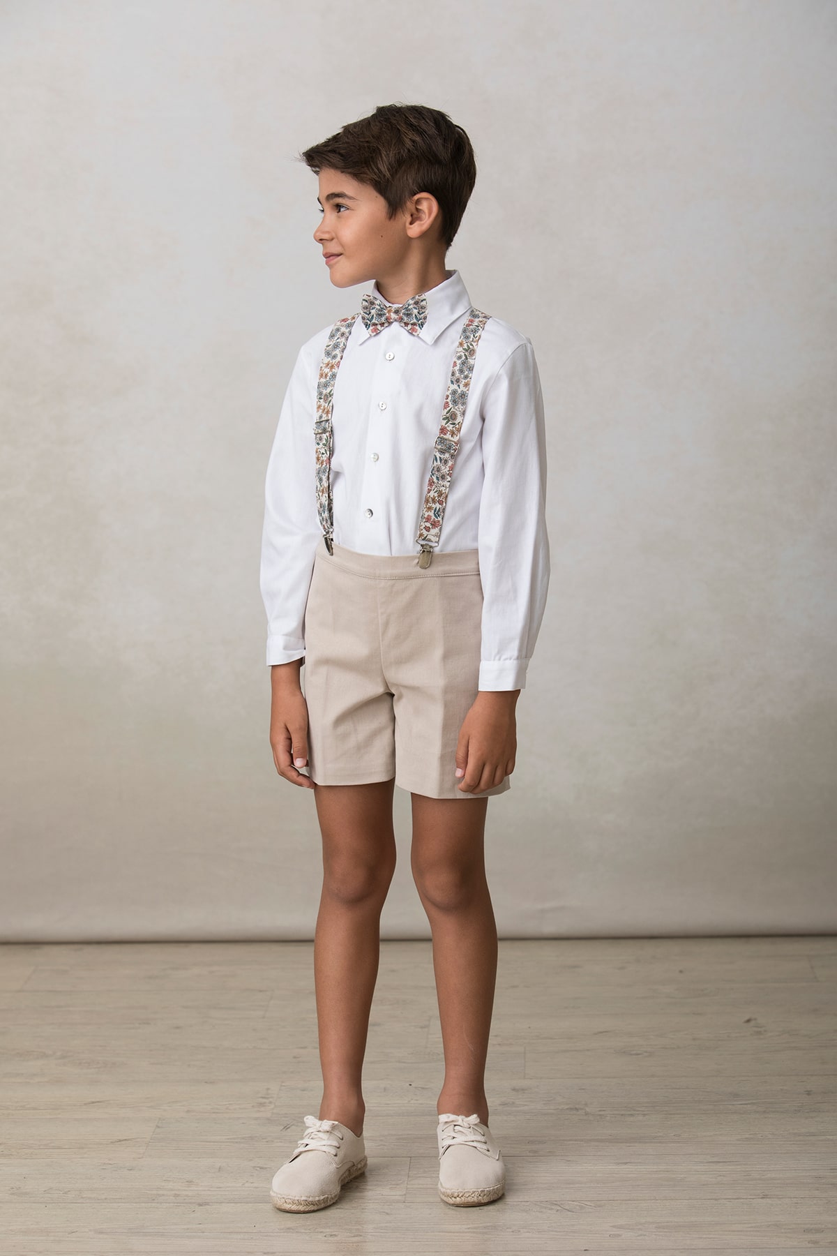 camisa blanca de ceremonia de niño con pajarita