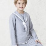Casaca de marinero gris con ribetes blancos