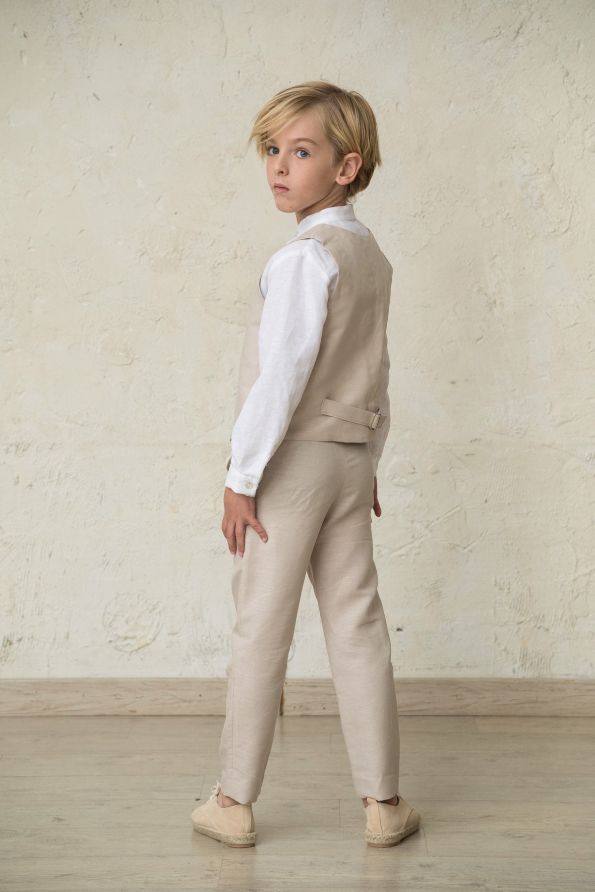 pantalon pitillo de nino de color beige