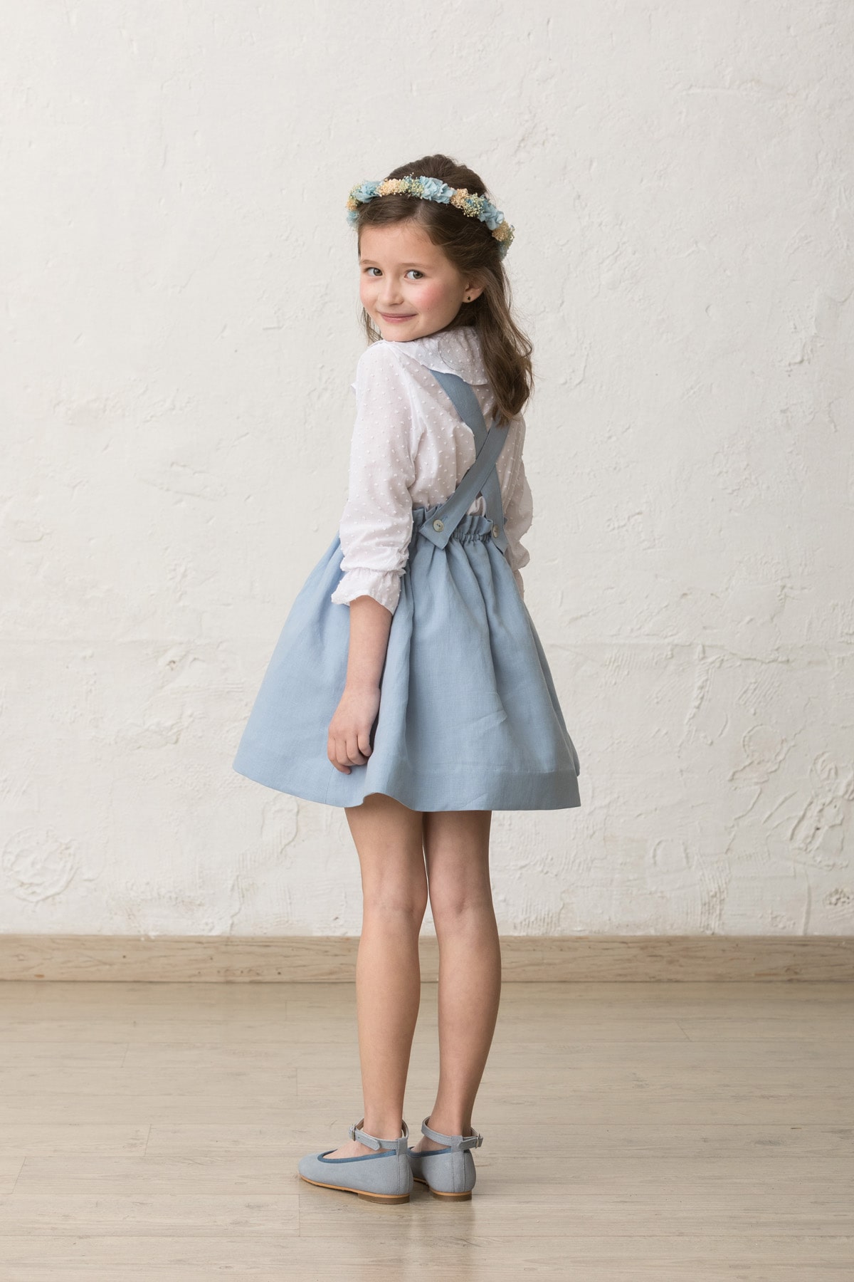 corona de flores de ceremonia de niña estrecha azul