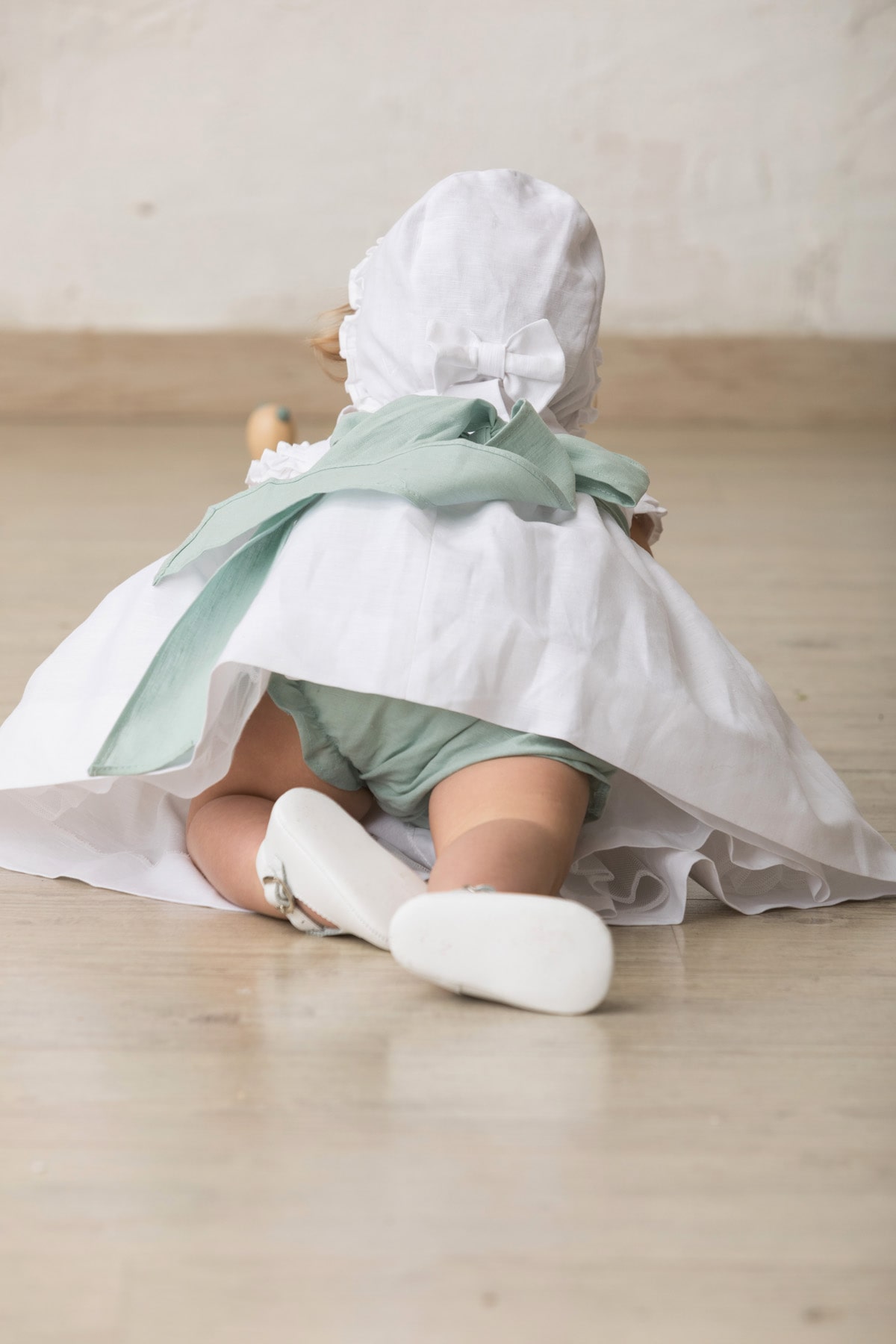 vestido con manga corta para ceremonia de bebé