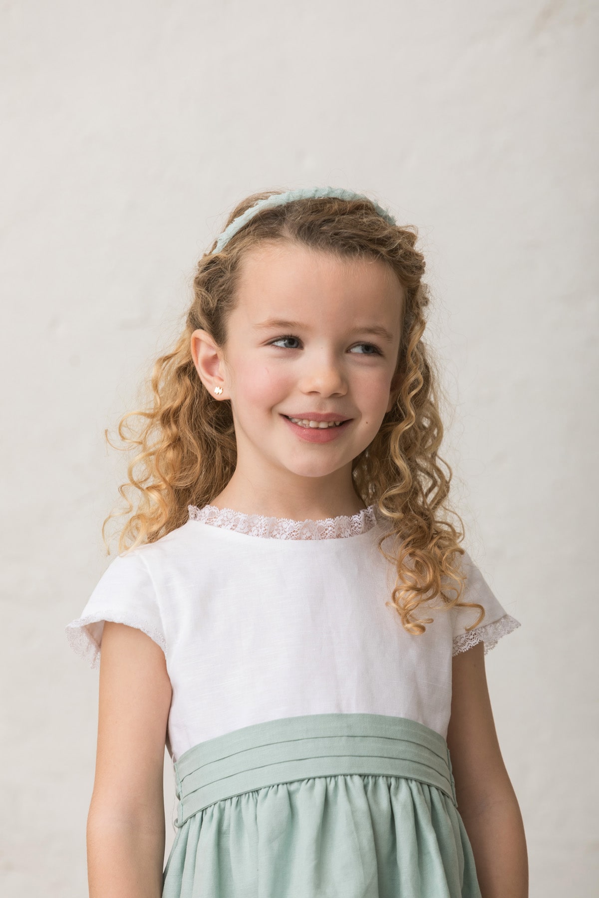 vestido de niña para ceremonia con puntilla en manga y cuello