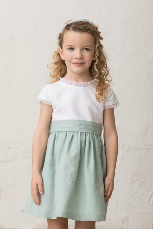 vestido de ceremonia de niña con puntilla en manga y cuello