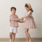 niños de arras de boda con vestido rosa de tul