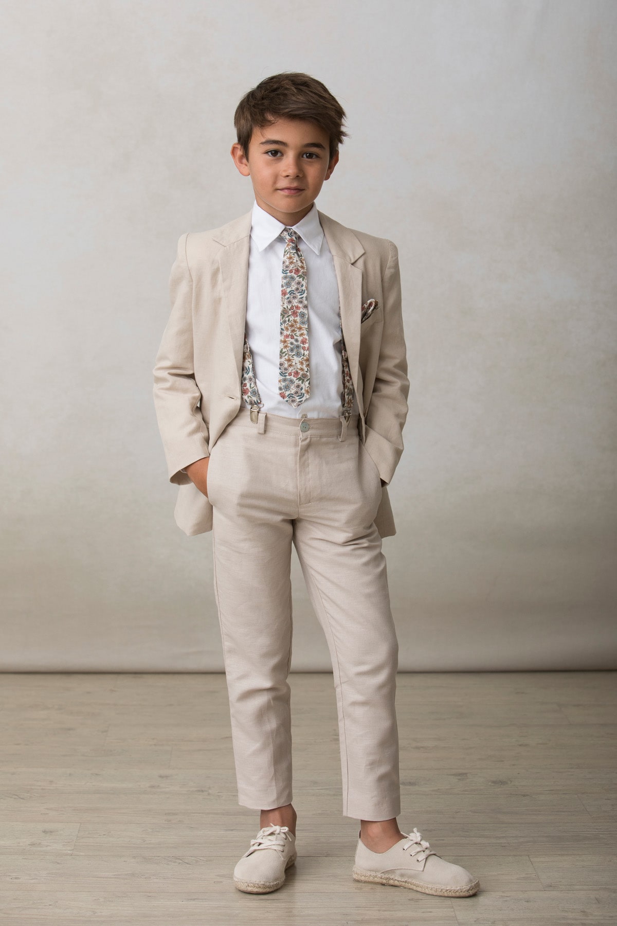 corbata estampada de flores para niño