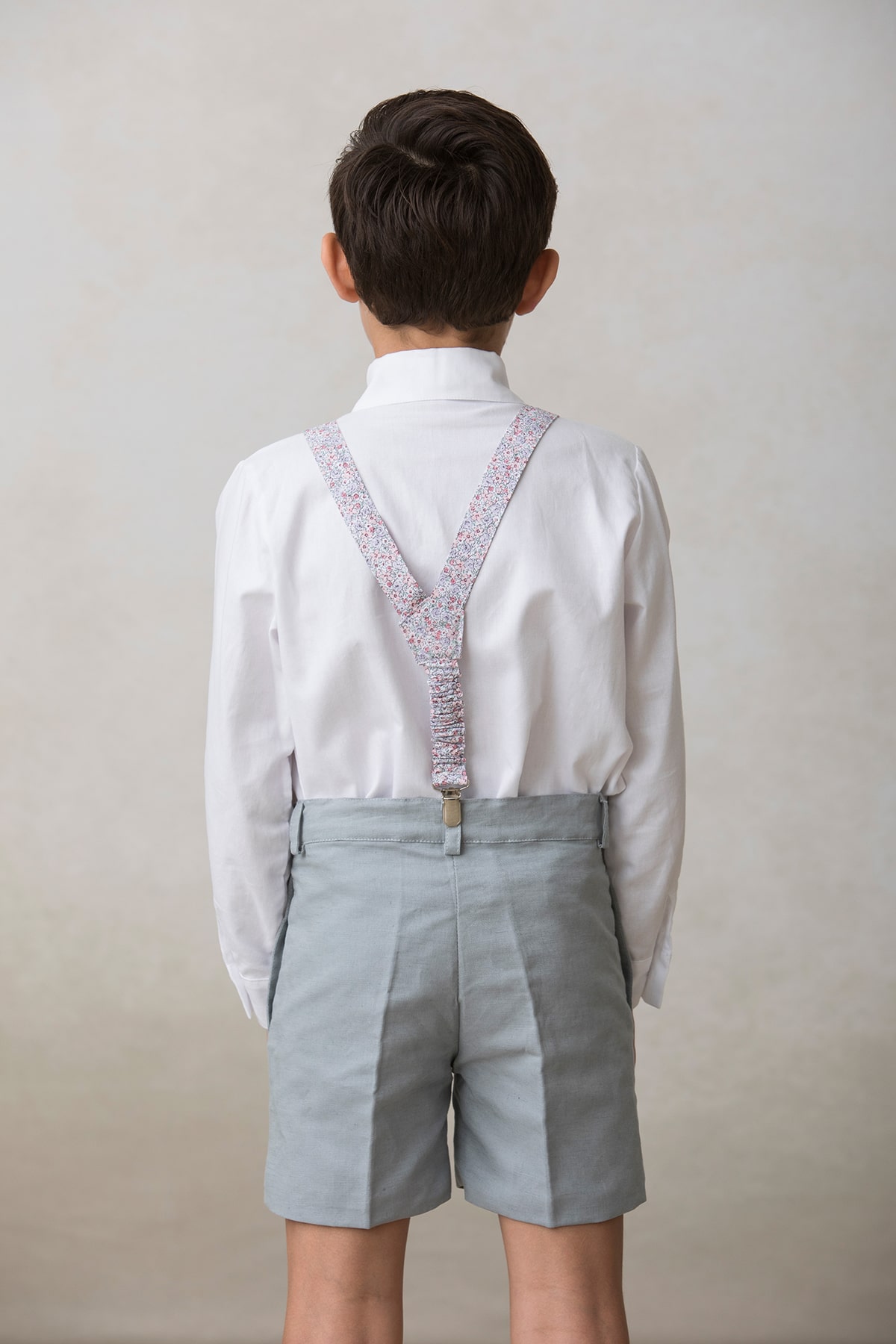 pantalon corto gris de niño en lino