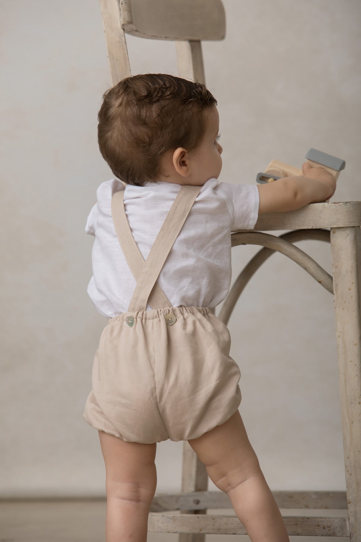 camisa de bebe de manga corta en lino blanco