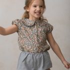 camisa de niña con estampado beige y manga farol