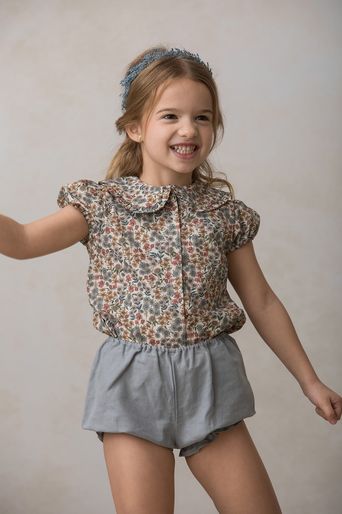 camisa de niña con estampado beige y manga farol