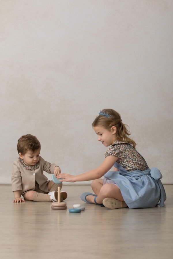 camisa de niña con estampado de flores beige