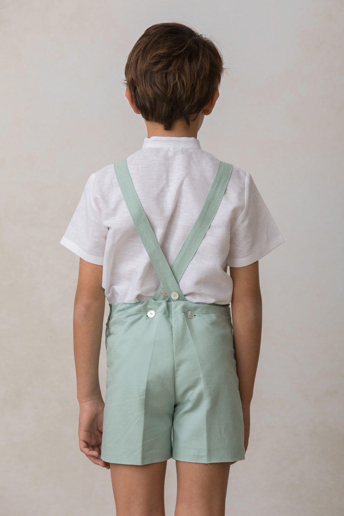 camisa de niño de manga corta blanca