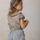 camisa de vestir de niña con estampado beige y manga farol