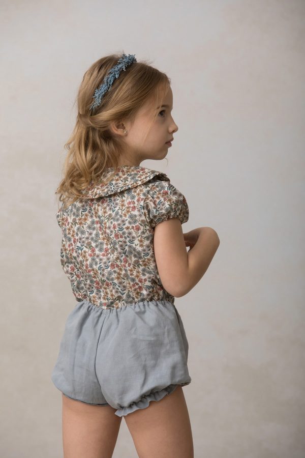 camisa de vestir de niña con estampado beige y manga farol