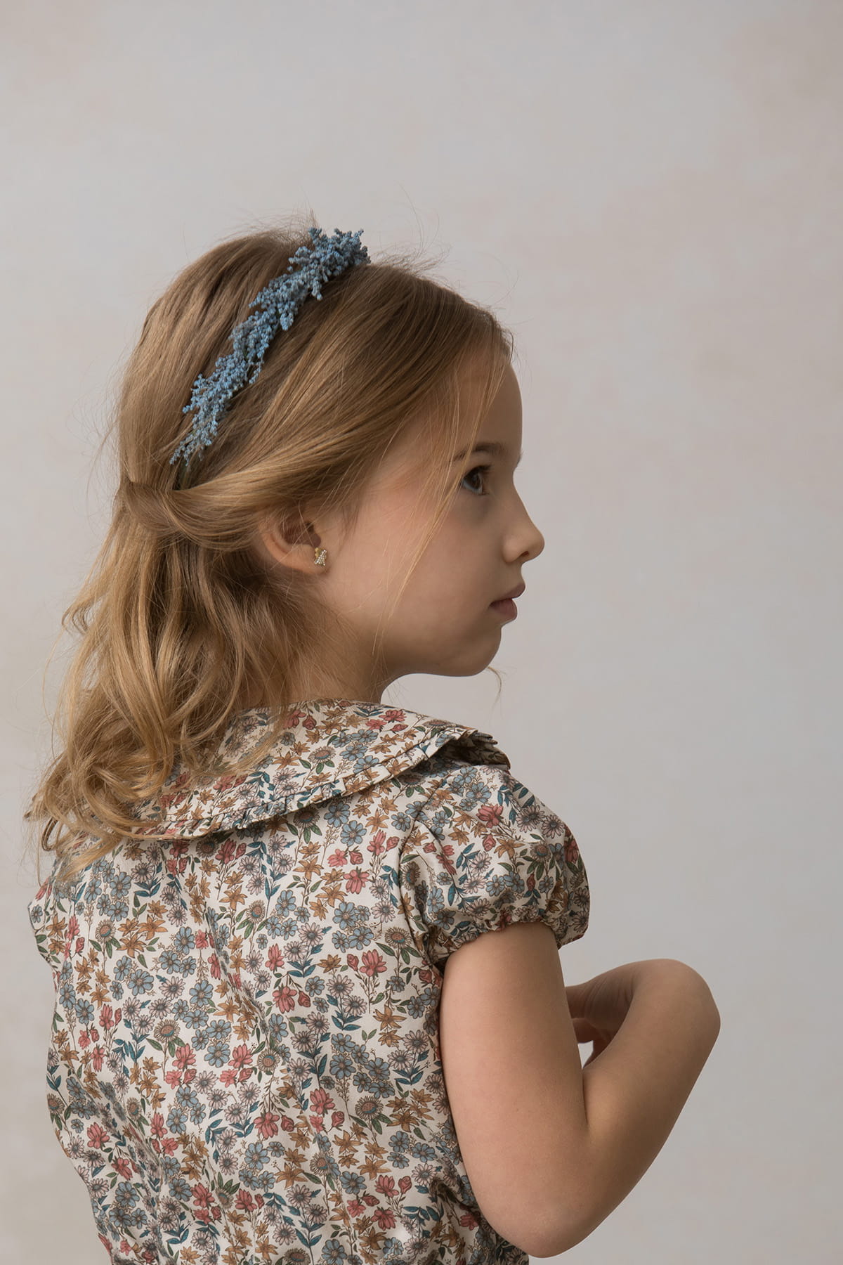 diadema de ceremonia de niña de flores azules