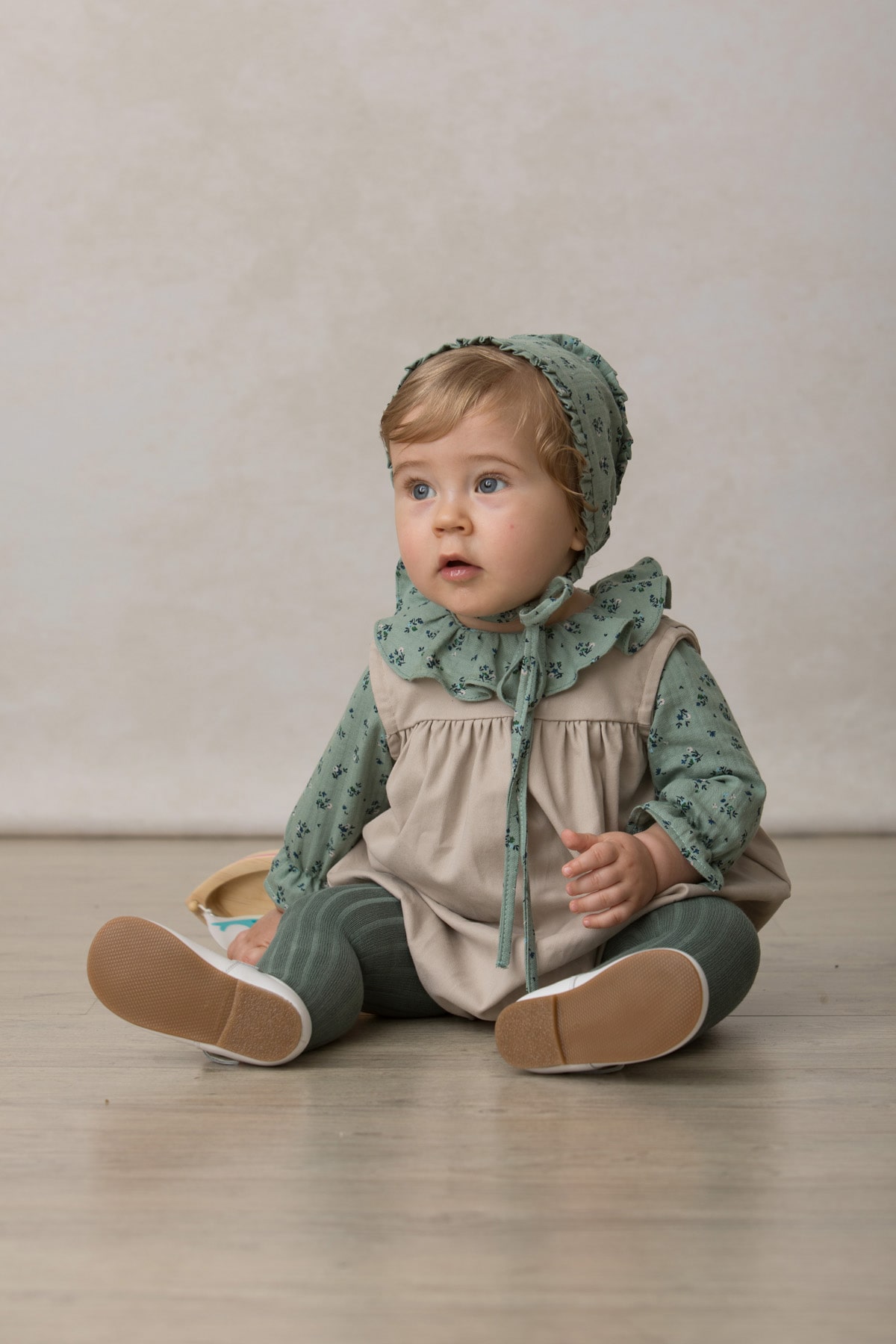 ranita de ceremonia de bebe sencilla beige para invierno