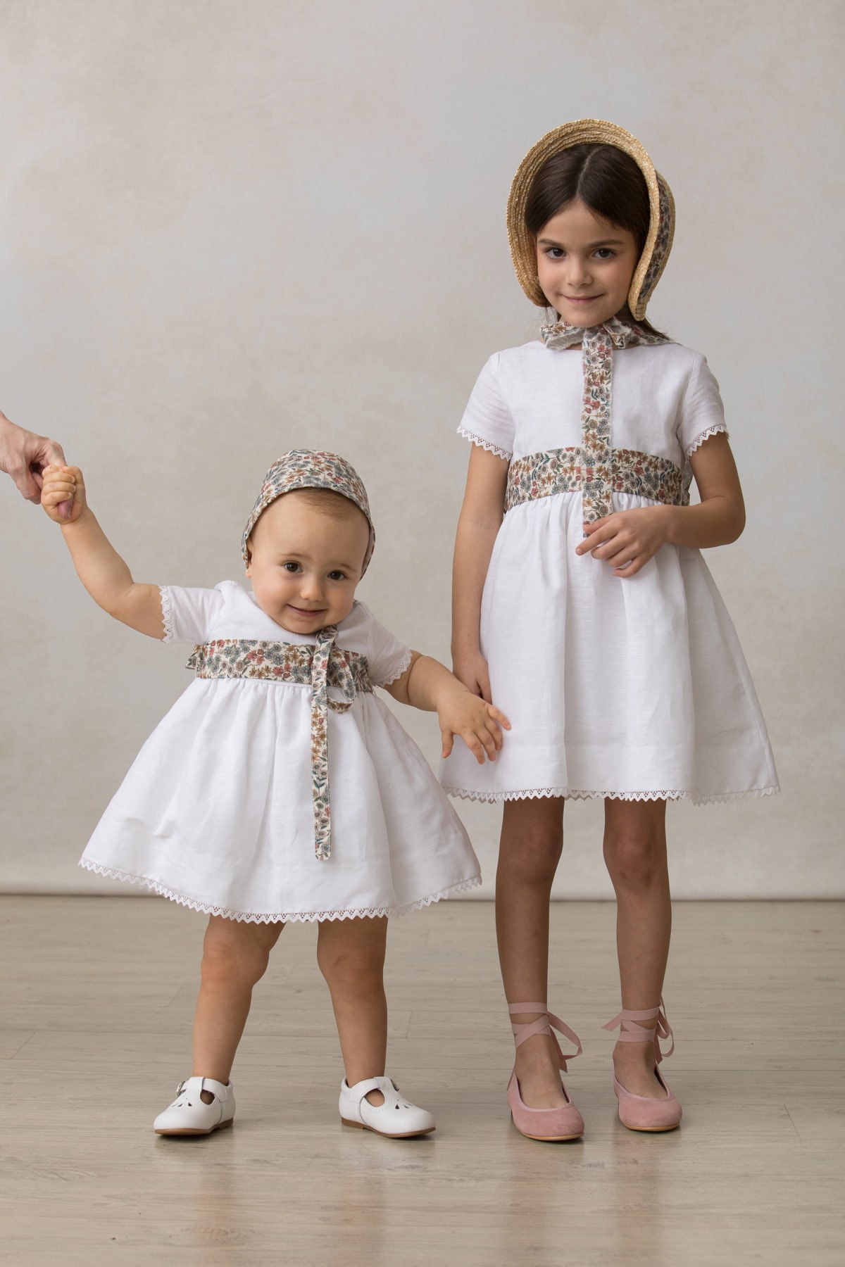 vestido de ceremonia de niña blanco sencillo y bonito