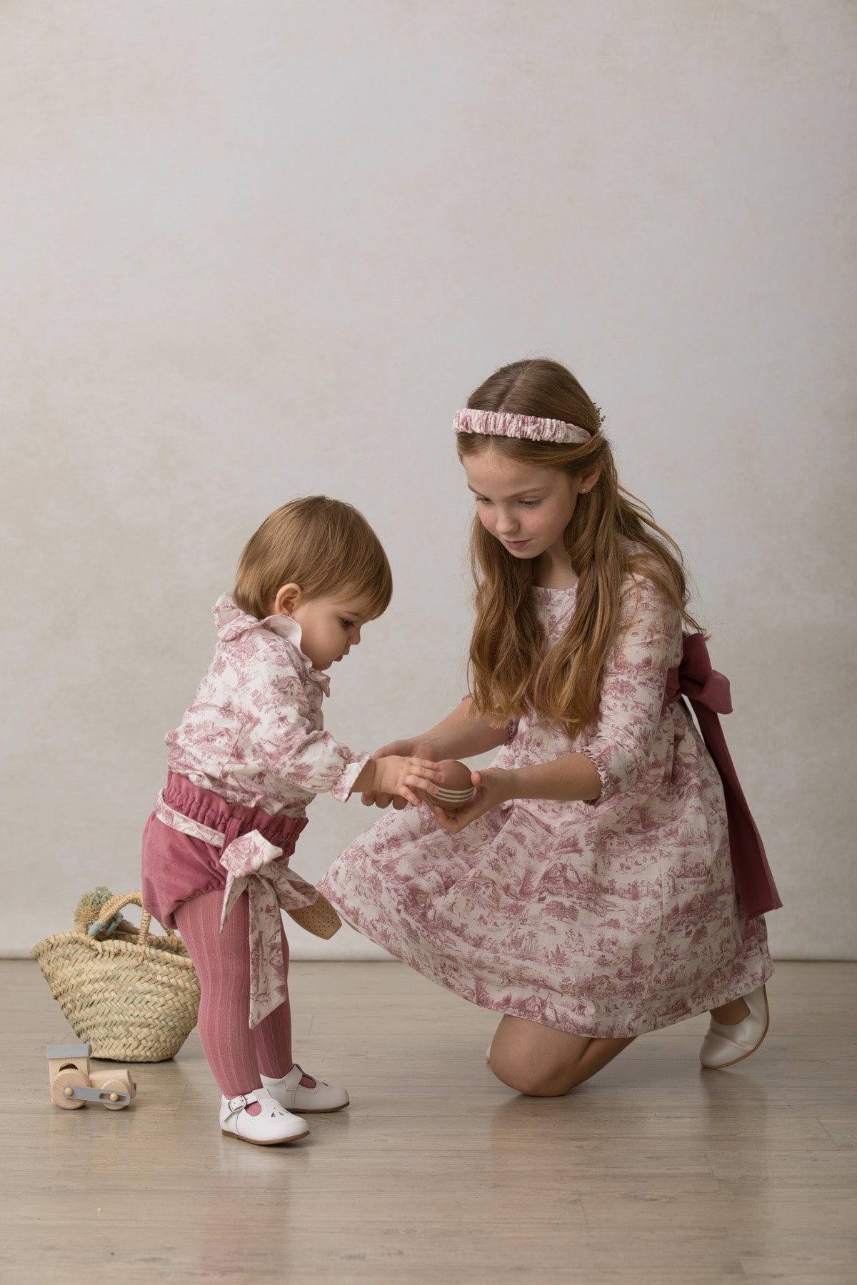 vestido de ceremonia de niña con manga francesa y estampado burdeos