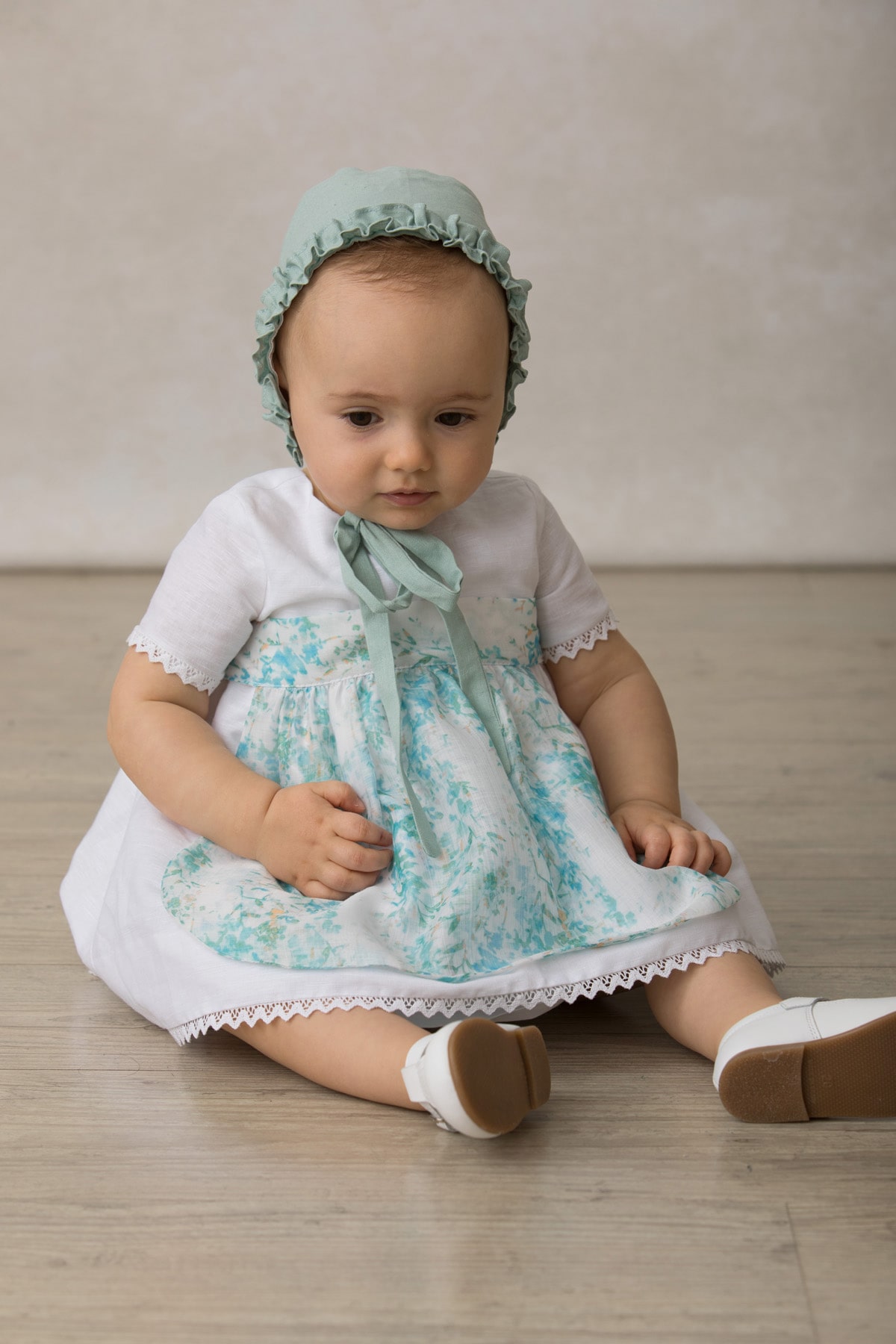 vestido de fiesta para bebé en lino blanco